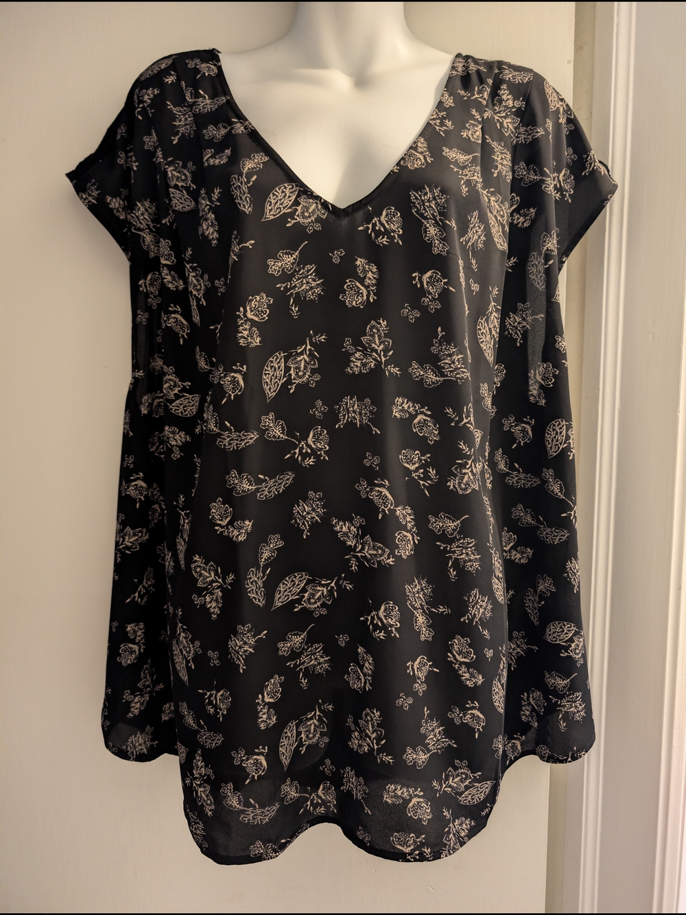 Penningtons Black V-Neck Floral Blouse. 1x
